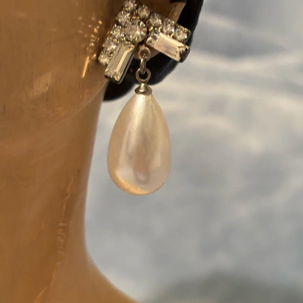 Vintage Faux Pearl drop earrings with Rhinestone’s. - Picture 15 of 16